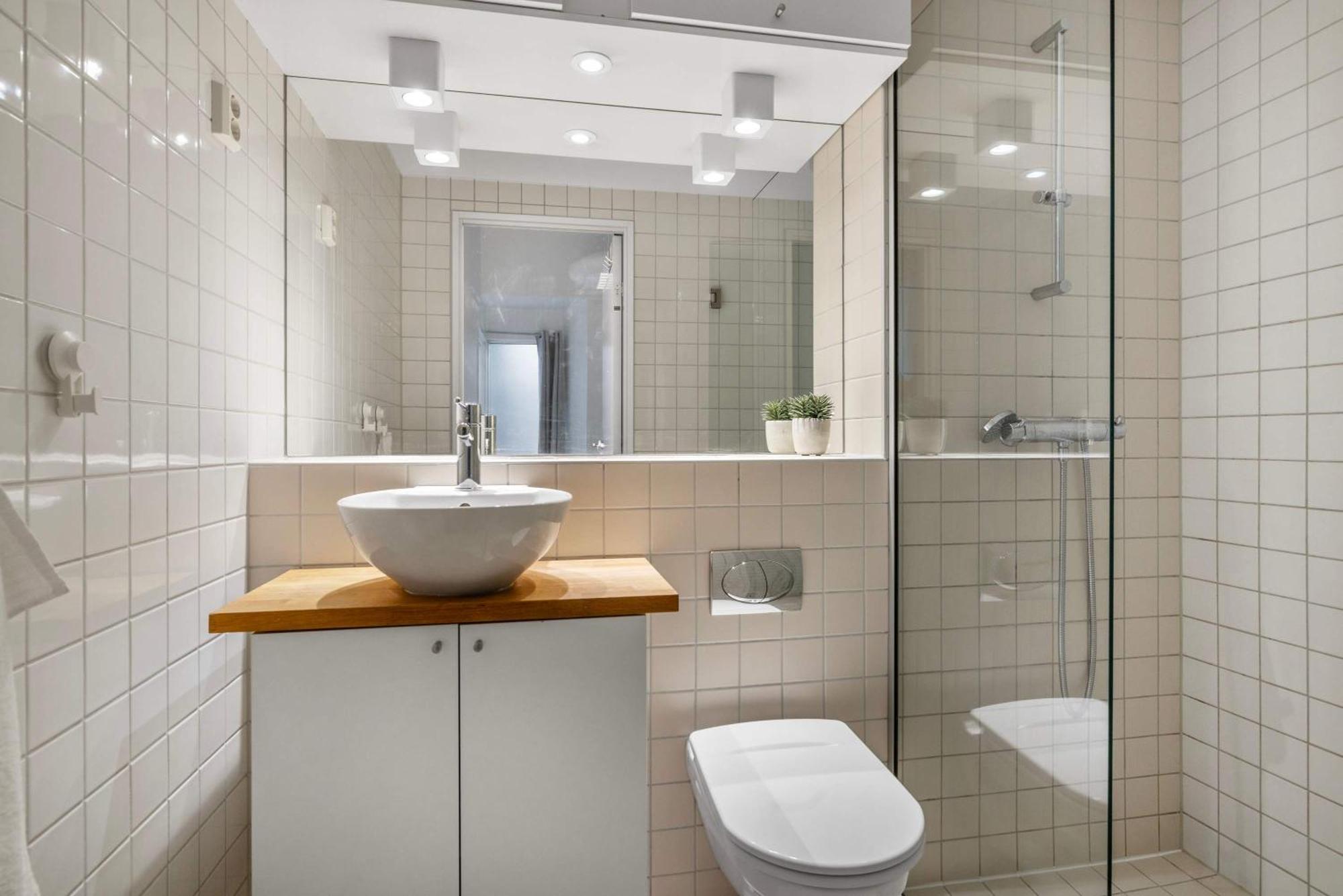 Dinbnb L Cozy Modern In - 1 Min To Tram Lägenhet